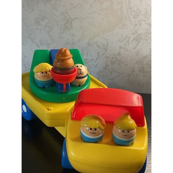 Little Tikes Yellow & Red Plastic Tow Truck With 5 Figurines - Picture 2 of 3